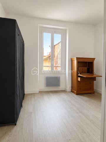 À Villeneuve-sur-Yonne, découvrez cette maison de ville de 70 m² habitables répartis sur trois niveaux.

Au rez-de-chaussée, vous trouverez une belle pièce de vie de 35 m² comprenant salon, salle à manger et cuisine ouverte, agrémentée d'un poêle à granulés ainsi qu'une salle d’eau et un garage de 15 m². L’ensemble donne accès à une cour privative de 18 m² avec cave de 28 m².

Le premier étage dessert 2 chambres de 11 m² et 13 m², dont une avec salle de bains privative de 4 m².

Au dernier niveau, une troisième chambre d’environ 10 m² reste à aménager selon vos besoins, ainsi qu’un grenier de 18 m² offrant un potentiel supplémentaire.

Un emplacement de stationnement réservé devant la maison vient compléter les prestations de ce bien.

Maison idéale pour un premier achat, un investissement locatif ou un projet de résidence principale. 

À visiter sans tarder.