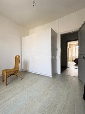 À Villeneuve-sur-Yonne, découvrez cette maison de ville de 70 m² habitables répartis sur trois niveaux.

Au rez-de-chaussée, vous trouverez une belle pièce de vie de 35 m² comprenant salon, salle à manger et cuisine ouverte, agrémentée d'un poêle à granulés ainsi qu'une salle d’eau et un garage de 15 m². L’ensemble donne accès à une cour privative de 18 m² avec cave de 28 m².

Le premier étage dessert 2 chambres de 11 m² et 13 m², dont une avec salle de bains privative de 4 m².

Au dernier niveau, une troisième chambre d’environ 10 m² reste à aménager selon vos besoins, ainsi qu’un grenier de 18 m² offrant un potentiel supplémentaire.

Un emplacement de stationnement réservé devant la maison vient compléter les prestations de ce bien.

Maison idéale pour un premier achat, un investissement locatif ou un projet de résidence principale. 

À visiter sans tarder.
