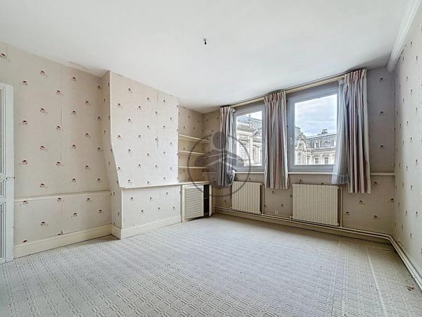 Vente                                                      Maison
                        
                     22 pièces                      435 m2                     à Saint-Quentin