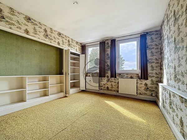 Vente                                                      Maison
                        
                     22 pièces                      435 m2                     à Saint-Quentin