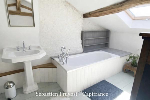 Dordogne (24) Maison en pierre rénovée à vendre 7 pièces SAINT ESTEPHE (24), gîte, garage, proximité du grand lac.