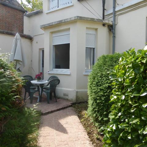 Evreux, proche gare, appartement type F2 en rez de jardin
