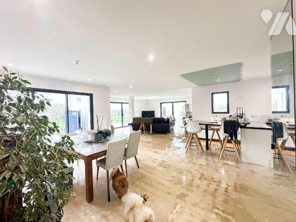 Maison d'habitation (déclaration d'achèvement à envoyer), comprenant :
Au rez-de-chaussée : En...