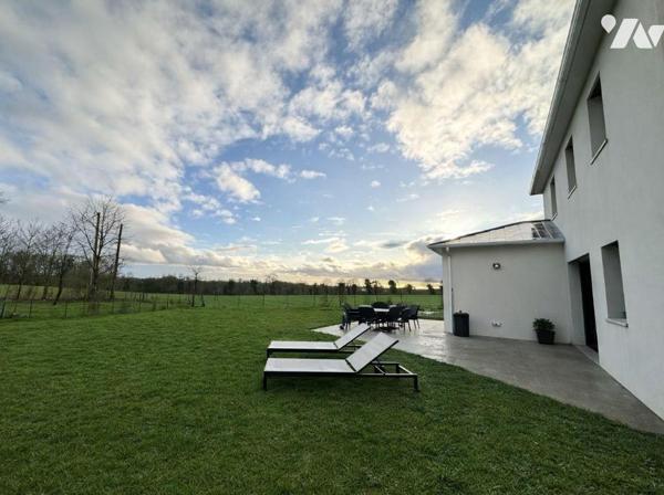 Maison d'habitation (déclaration d'achèvement à envoyer), comprenant :
Au rez-de-chaussée : En...