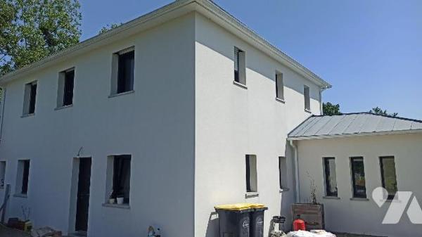 Maison d'habitation comprenant :
Au rez-de-chaussée : Entrée avec espace de rangement sous l'e...