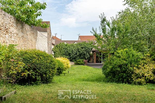 Maison de ville atypique avec jardin clos en pierre