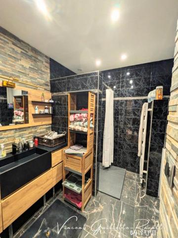 Maison entièrement rénovée-575m² de terrain