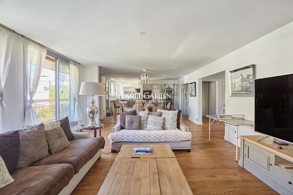 A vendre -  Appartement dernier étage de 137,5 m² avec terrasse de 186 m² - Neuilly-sur-Seine / Chézy
