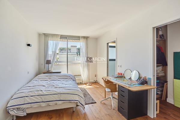 A vendre -  Appartement dernier étage de 137,5 m² avec terrasse de 186 m² - Neuilly-sur-Seine / Chézy