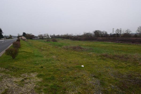 Terrain à bâtir à 500 M de l'échangeur. TOULON 03