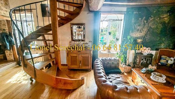 Demeure de prestige rénovée et peu énergivore de 240 m2 habitables avec sa piscine chauffée et ses superbes dépendances sur une une parcelle de plus de 3 500 m2 à proximité des Alpes Mancelles