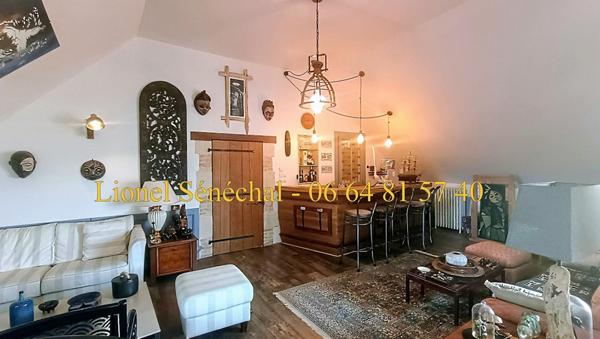 Demeure de prestige rénovée et peu énergivore de 240 m2 habitables avec sa piscine chauffée et ses superbes dépendances sur une une parcelle de plus de 3 500 m2 à proximité des Alpes Mancelles