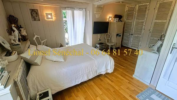 Demeure de prestige rénovée et peu énergivore de 240 m2 habitables avec sa piscine chauffée et ses superbes dépendances sur une une parcelle de plus de 3 500 m2 à proximité des Alpes Mancelles