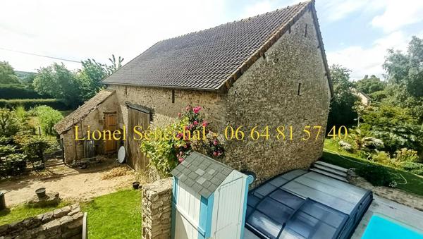 Demeure de prestige rénovée et peu énergivore de 240 m2 habitables avec sa piscine chauffée et ses superbes dépendances sur une une parcelle de plus de 3 500 m2 à proximité des Alpes Mancelles