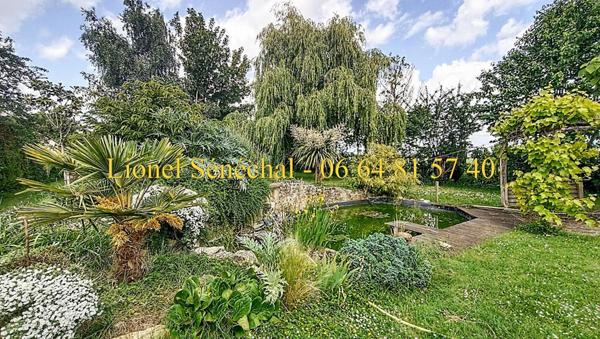 Demeure de prestige rénovée et peu énergivore de 240 m2 habitables avec sa piscine chauffée et ses superbes dépendances sur une une parcelle de plus de 3 500 m2 à proximité des Alpes Mancelles