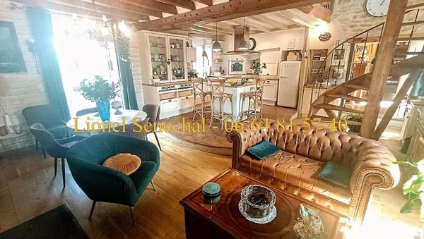 Demeure de prestige rénovée et peu énergivore de 240 m2 habitables avec sa piscine chauffée et ses superbes dépendances sur une une parcelle de plus de 3 500 m2 à proximité des Alpes Mancelles