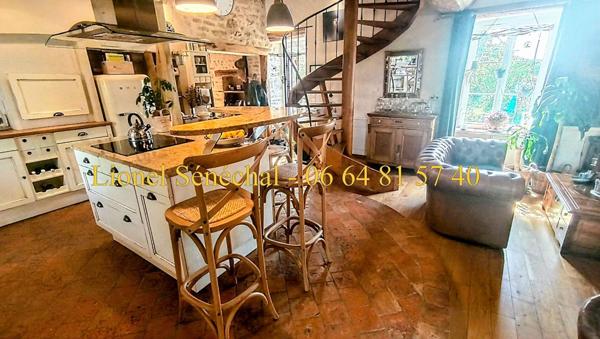 Demeure de prestige rénovée et peu énergivore de 240 m2 habitables avec sa piscine chauffée et ses superbes dépendances sur une une parcelle de plus de 3 500 m2 à proximité des Alpes Mancelles