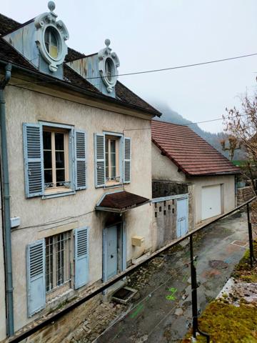Jolie maison de ville ancienne rénovée SALINS LES BAINS  JURA