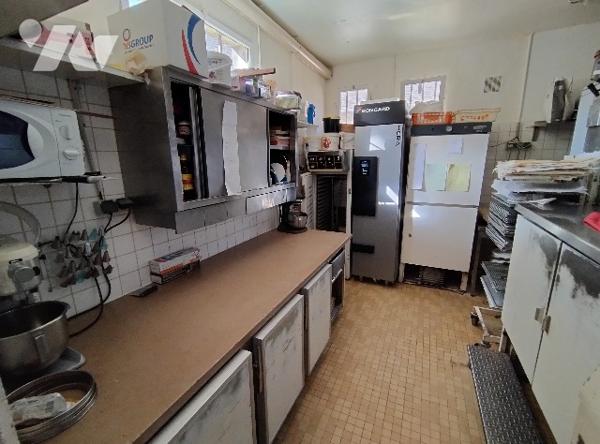 FONDS DE COMMERCE de BOULANGERIE-PÂTISSERIE-CONFISERIE dans bourg dynamique avec d'autres commerces.