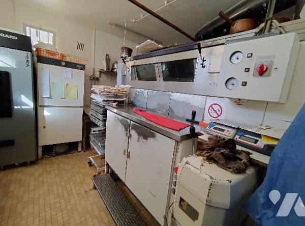 FONDS DE COMMERCE de BOULANGERIE-PÂTISSERIE-CONFISERIE dans bourg dynamique avec d'autres commerces.