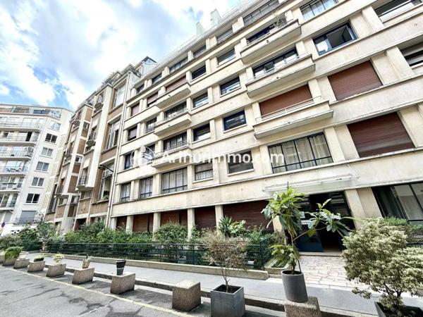 Location                                                      Appartement
                        
                     2 pièces                      59 m2                     à Paris 17