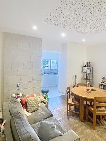 A vendre Angers Pasteur Victor Hugo, appartement type 3 avec jardin privatif clos d'environ 80m² situé en rez-de-jardin d'une maison angevine. 2 chambres, séjour, cuisine équipée, arrière cuisine, 2 caves.