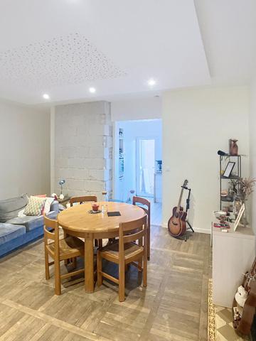 A vendre Angers Pasteur Victor Hugo, appartement type 3 avec jardin privatif clos d'environ 80m² situé en rez-de-jardin d'une maison angevine. 2 chambres, séjour, cuisine équipée, arrière cuisine, 2 caves.