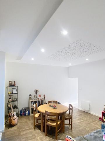 A vendre Angers Pasteur Victor Hugo, appartement type 3 avec jardin privatif clos d'environ 80m² situé en rez-de-jardin d'une maison angevine. 2 chambres, séjour, cuisine équipée, arrière cuisine, 2 caves.