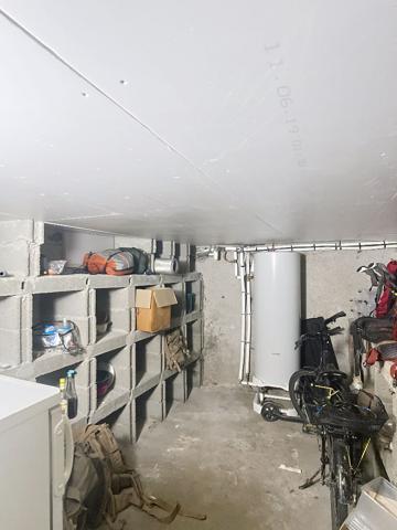 A vendre Angers Pasteur Victor Hugo, appartement type 3 avec jardin privatif clos d'environ 80m² situé en rez-de-jardin d'une maison angevine. 2 chambres, séjour, cuisine équipée, arrière cuisine, 2 caves.