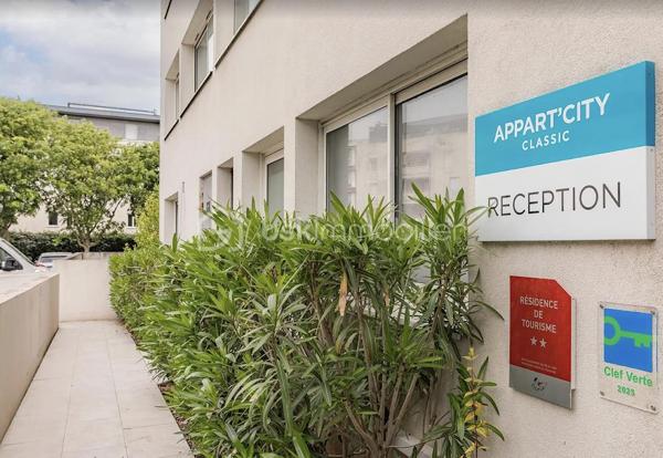 Dans la résidence Appart'City Classic La Rochelle Centre - Appart Hôtel, idéalement située à 10 minutes à pied de la gare SNCF, à proximité du centre-ville et du Vieux Port, et à seulement 15 minutes à pied de l’Aquarium de la Rochelle, investissez dans ce T1 meublé de 19m2 situé en étage avec son emplacement de parking privatif. Ce bien génère un loyer annuel garanti de 4.370€ HT par an, soit une rentabilité brute de près de 6,6%. Vous souhaitez vous construire un patrimoine sécurisé et/ou créer un complément de revenu retraite garanti, alors ce bien est parfait pour vous. Statut LMNP avec amortissement possible. Photos d'un bien type. A SAISIR !!!