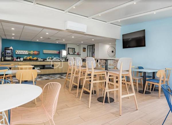 Dans la résidence Appart'City Classic La Rochelle Centre - Appart Hôtel, idéalement située à 10 minutes à pied de la gare SNCF, à proximité du centre-ville et du Vieux Port, et à seulement 15 minutes à pied de l’Aquarium de la Rochelle, investissez dans ce T1 meublé de 19m2 situé en étage avec son emplacement de parking privatif. Ce bien génère un loyer annuel garanti de 4.370€ HT par an, soit une rentabilité brute de près de 6,6%. Vous souhaitez vous construire un patrimoine sécurisé et/ou créer un complément de revenu retraite garanti, alors ce bien est parfait pour vous. Statut LMNP avec amortissement possible. Photos d'un bien type. A SAISIR !!!