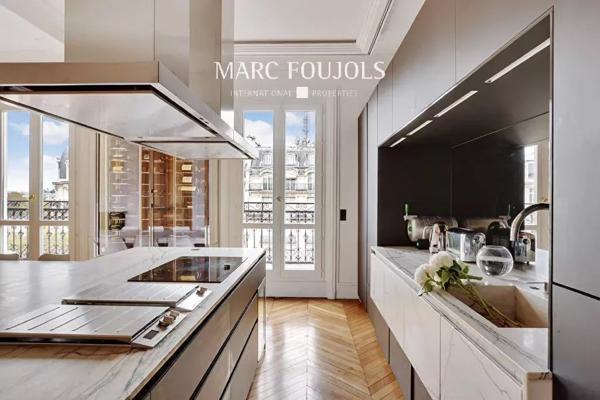 Paris 8/16 Pont de l’Alma : appartement luxe vue dégagée et balcon filant