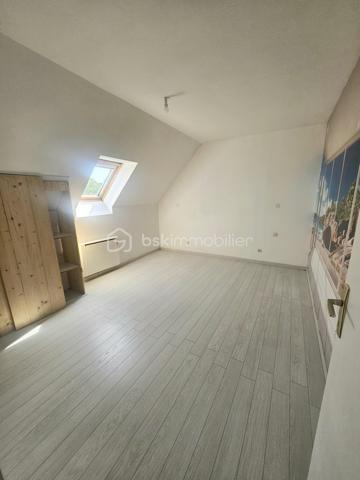 Vous recherchez le calme, de l'espace pour les enfants et une maison où vous n'avez plus qu'à poser vos valises ? Découvrez cette belle opportunité à Abbecourt, offrant 101 m² habitables et près de 110m² d'espace réel ( utile) .

​Rez-de-chaussée :
​▪️Grand salon chaleureux de 60m2 environ (agrandi en 2024)
​▪️Cuisine ouverte moderne donnant directement sur le jardin
​▪️WC indépendant

​Étage :
​▪️3 Belles chambres accueillantes
​▪️Salle de bain et WC

​Extérieurs et Annexes :
​▪️ Superbe jardin clos de 1 007 m² avec terrasse, parfait pour des moments en famille ou entre amis
​▪️Grand garage de 24 m² construit à neuf en 2024.

Venez vite la visiter, coup de cœur assuré ! ✨