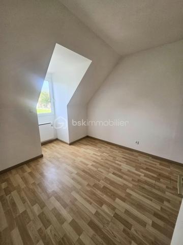 Vous recherchez le calme, de l'espace pour les enfants et une maison où vous n'avez plus qu'à poser vos valises ? Découvrez cette belle opportunité à Abbecourt, offrant 101 m² habitables et près de 110m² d'espace réel ( utile) .

​Rez-de-chaussée :
​▪️Grand salon chaleureux de 60m2 environ (agrandi en 2024)
​▪️Cuisine ouverte moderne donnant directement sur le jardin
​▪️WC indépendant

​Étage :
​▪️3 Belles chambres accueillantes
​▪️Salle de bain et WC

​Extérieurs et Annexes :
​▪️ Superbe jardin clos de 1 007 m² avec terrasse, parfait pour des moments en famille ou entre amis
​▪️Grand garage de 24 m² construit à neuf en 2024.

Venez vite la visiter, coup de cœur assuré ! ✨