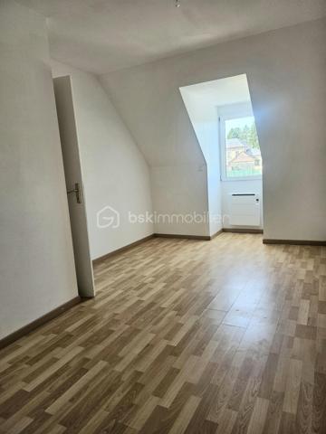 Vous recherchez le calme, de l'espace pour les enfants et une maison où vous n'avez plus qu'à poser vos valises ? Découvrez cette belle opportunité à Abbecourt, offrant 101 m² habitables et près de 110m² d'espace réel ( utile) .

​Rez-de-chaussée :
​▪️Grand salon chaleureux de 60m2 environ (agrandi en 2024)
​▪️Cuisine ouverte moderne donnant directement sur le jardin
​▪️WC indépendant

​Étage :
​▪️3 Belles chambres accueillantes
​▪️Salle de bain et WC

​Extérieurs et Annexes :
​▪️ Superbe jardin clos de 1 007 m² avec terrasse, parfait pour des moments en famille ou entre amis
​▪️Grand garage de 24 m² construit à neuf en 2024.

Venez vite la visiter, coup de cœur assuré ! ✨