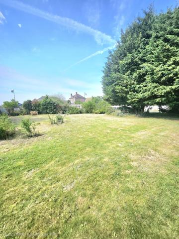 Vous recherchez le calme, de l'espace pour les enfants et une maison où vous n'avez plus qu'à poser vos valises ? Découvrez cette belle opportunité à Abbecourt, offrant 101 m² habitables et près de 110m² d'espace réel ( utile) .

​Rez-de-chaussée :
​▪️Grand salon chaleureux de 60m2 environ (agrandi en 2024)
​▪️Cuisine ouverte moderne donnant directement sur le jardin
​▪️WC indépendant

​Étage :
​▪️3 Belles chambres accueillantes
​▪️Salle de bain et WC

​Extérieurs et Annexes :
​▪️ Superbe jardin clos de 1 007 m² avec terrasse, parfait pour des moments en famille ou entre amis
​▪️Grand garage de 24 m² construit à neuf en 2024.

Venez vite la visiter, coup de cœur assuré ! ✨
