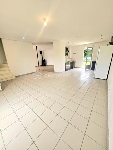 Vous recherchez le calme, de l'espace pour les enfants et une maison où vous n'avez plus qu'à poser vos valises ? Découvrez cette belle opportunité à Abbecourt, offrant 101 m² habitables et près de 110m² d'espace réel ( utile) .

​Rez-de-chaussée :
​▪️Grand salon chaleureux de 60m2 environ (agrandi en 2024)
​▪️Cuisine ouverte moderne donnant directement sur le jardin
​▪️WC indépendant

​Étage :
​▪️3 Belles chambres accueillantes
​▪️Salle de bain et WC

​Extérieurs et Annexes :
​▪️ Superbe jardin clos de 1 007 m² avec terrasse, parfait pour des moments en famille ou entre amis
​▪️Grand garage de 24 m² construit à neuf en 2024.

Venez vite la visiter, coup de cœur assuré ! ✨