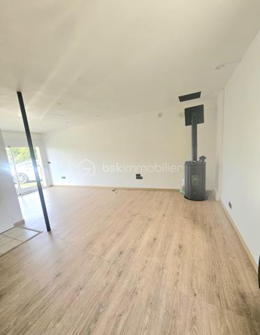 Vous recherchez le calme, de l'espace pour les enfants et une maison où vous n'avez plus qu'à poser vos valises ? Découvrez cette belle opportunité à Abbecourt, offrant 101 m² habitables et près de 110m² d'espace réel ( utile) .

​Rez-de-chaussée :
​▪️Grand salon chaleureux de 60m2 environ (agrandi en 2024)
​▪️Cuisine ouverte moderne donnant directement sur le jardin
​▪️WC indépendant

​Étage :
​▪️3 Belles chambres accueillantes
​▪️Salle de bain et WC

​Extérieurs et Annexes :
​▪️ Superbe jardin clos de 1 007 m² avec terrasse, parfait pour des moments en famille ou entre amis
​▪️Grand garage de 24 m² construit à neuf en 2024.

Venez vite la visiter, coup de cœur assuré ! ✨
