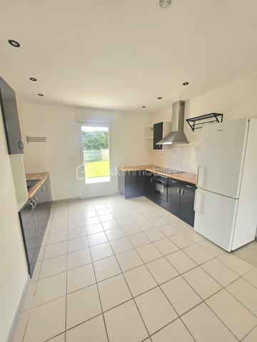 Vous recherchez le calme, de l'espace pour les enfants et une maison où vous n'avez plus qu'à poser vos valises ? Découvrez cette belle opportunité à Abbecourt, offrant 101 m² habitables et près de 110m² d'espace réel ( utile) .

​Rez-de-chaussée :
​▪️Grand salon chaleureux de 60m2 environ (agrandi en 2024)
​▪️Cuisine ouverte moderne donnant directement sur le jardin
​▪️WC indépendant

​Étage :
​▪️3 Belles chambres accueillantes
​▪️Salle de bain et WC

​Extérieurs et Annexes :
​▪️ Superbe jardin clos de 1 007 m² avec terrasse, parfait pour des moments en famille ou entre amis
​▪️Grand garage de 24 m² construit à neuf en 2024.

Venez vite la visiter, coup de cœur assuré ! ✨