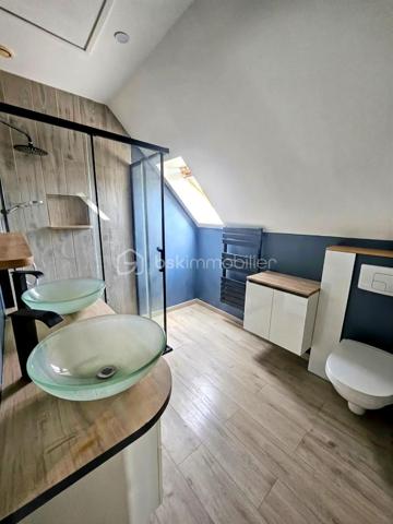 Vous recherchez le calme, de l'espace pour les enfants et une maison où vous n'avez plus qu'à poser vos valises ? Découvrez cette belle opportunité à Abbecourt, offrant 101 m² habitables et près de 110m² d'espace réel ( utile) .

​Rez-de-chaussée :
​▪️Grand salon chaleureux de 60m2 environ (agrandi en 2024)
​▪️Cuisine ouverte moderne donnant directement sur le jardin
​▪️WC indépendant

​Étage :
​▪️3 Belles chambres accueillantes
​▪️Salle de bain et WC

​Extérieurs et Annexes :
​▪️ Superbe jardin clos de 1 007 m² avec terrasse, parfait pour des moments en famille ou entre amis
​▪️Grand garage de 24 m² construit à neuf en 2024.

Venez vite la visiter, coup de cœur assuré ! ✨