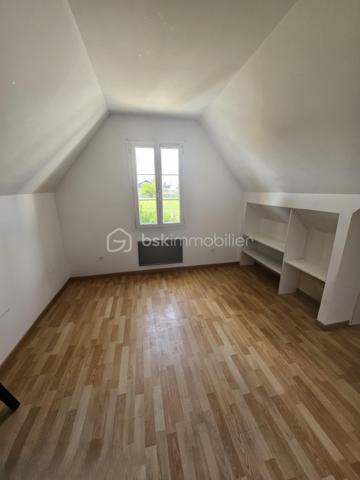 Vous recherchez le calme, de l'espace pour les enfants et une maison où vous n'avez plus qu'à poser vos valises ? Découvrez cette belle opportunité à Abbecourt, offrant 101 m² habitables et près de 110m² d'espace réel ( utile) .

​Rez-de-chaussée :
​▪️Grand salon chaleureux de 60m2 environ (agrandi en 2024)
​▪️Cuisine ouverte moderne donnant directement sur le jardin
​▪️WC indépendant

​Étage :
​▪️3 Belles chambres accueillantes
​▪️Salle de bain et WC

​Extérieurs et Annexes :
​▪️ Superbe jardin clos de 1 007 m² avec terrasse, parfait pour des moments en famille ou entre amis
​▪️Grand garage de 24 m² construit à neuf en 2024.

Venez vite la visiter, coup de cœur assuré ! ✨
