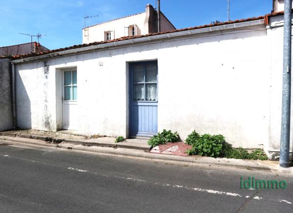 ENSEMBLE IMMOBILIER A RENOVER DE 121 M2 SUR UN TERRAIN CLOS DE 152 M2. 5 MN DE LA GARE ET DU VIEUX PORT. La Rochelle (17000)
