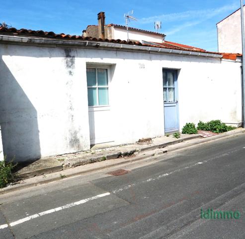 ENSEMBLE IMMOBILIER A RENOVER DE 121 M2 SUR UN TERRAIN CLOS DE 152 M2. 5 MN DE LA GARE ET DU VIEUX PORT. La Rochelle (17000)