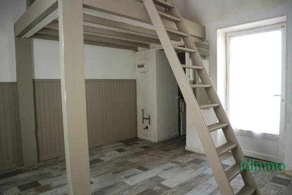 ENSEMBLE IMMOBILIER A RENOVER DE 121 M2 SUR UN TERRAIN CLOS DE 152 M2. 5 MN DE LA GARE ET DU VIEUX PORT. La Rochelle (17000)