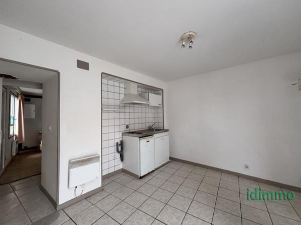 ENSEMBLE IMMOBILIER A RENOVER DE 121 M2 SUR UN TERRAIN CLOS DE 152 M2. 5 MN DE LA GARE ET DU VIEUX PORT. La Rochelle (17000)