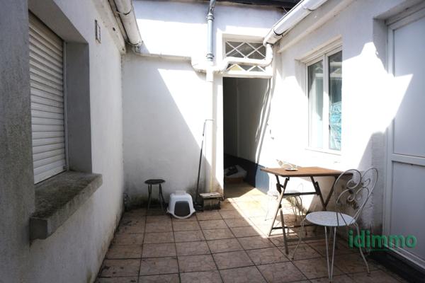 ENSEMBLE IMMOBILIER A RENOVER DE 121 M2 SUR UN TERRAIN CLOS DE 152 M2. 5 MN DE LA GARE ET DU VIEUX PORT. La Rochelle (17000)