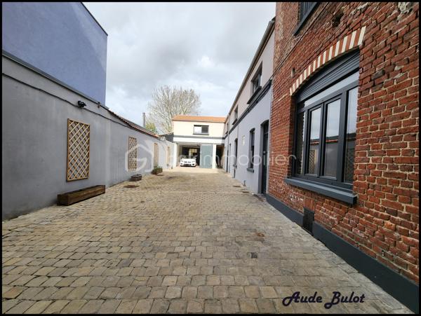 Découvrez cette charmante maison de ville au cachet authentique, offrant de nombreuses possibilités d’aménagement. Grâce à sa configuration modulable, elle conviendra aussi bien à une grande famille qu’à un projet d’investissement locatif.

Rez-de-chaussée :
Belle pièce de vie lumineuse, cuisine équipée indépendante et un bureau.
1er étage :
3 grandes chambres, une salle de bain et des WC.
2e étage :
Une vaste pièce pouvant servir de salle de jeux ou autre, ainsi qu’une pièce supplémentaire pouvant être aménagée en chambre.

Annexes :
2 belles caves, un garage, un jardin et une cour intérieure.

Atouts majeurs :
✅ Superficie généreuse : 332 m² utiles
✅ Grand jardin en ville
✅ Parcelle de 852 m²
✅ Charme de l’ancien préservé
✅ Fort potentiel locatif avec 3 logements indépendants 

Emplacement privilégié :

Proche des transports
À proximité immédiate des commerces, écoles et services
Environnement calme en plein cœur de ville
Accès rapide à la métropole lilloise

Travaux à prévoir :
Des travaux sont à terminer sur 2 appartements.

Idéal pour :

Une grande famille
Un investisseur à la recherche d’une rentabilité locative attractive