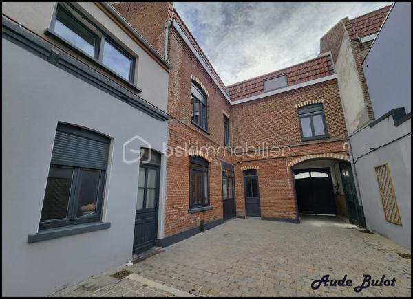 Découvrez cette charmante maison de ville au cachet authentique, offrant de nombreuses possibilités d’aménagement. Grâce à sa configuration modulable, elle conviendra aussi bien à une grande famille qu’à un projet d’investissement locatif.

Rez-de-chaussée :
Belle pièce de vie lumineuse, cuisine équipée indépendante et un bureau.
1er étage :
3 grandes chambres, une salle de bain et des WC.
2e étage :
Une vaste pièce pouvant servir de salle de jeux ou autre, ainsi qu’une pièce supplémentaire pouvant être aménagée en chambre.

Annexes :
2 belles caves, un garage, un jardin et une cour intérieure.

Atouts majeurs :
✅ Superficie généreuse : 332 m² utiles
✅ Grand jardin en ville
✅ Parcelle de 852 m²
✅ Charme de l’ancien préservé
✅ Fort potentiel locatif avec 3 logements indépendants 

Emplacement privilégié :

Proche des transports
À proximité immédiate des commerces, écoles et services
Environnement calme en plein cœur de ville
Accès rapide à la métropole lilloise

Travaux à prévoir :
Des travaux sont à terminer sur 2 appartements.

Idéal pour :

Une grande famille
Un investisseur à la recherche d’une rentabilité locative attractive