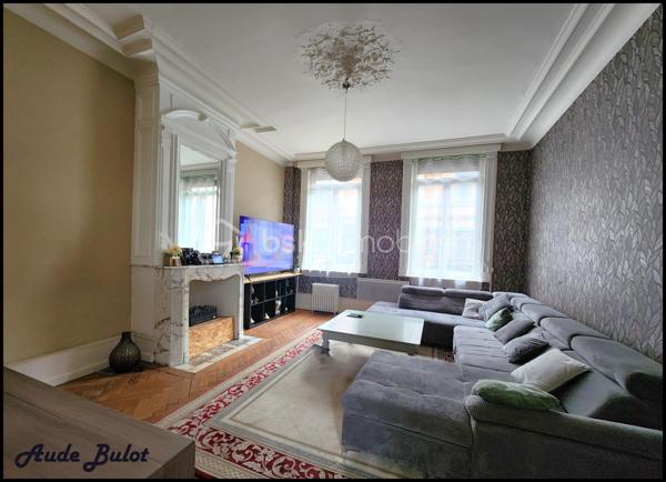 Découvrez cette charmante maison de ville au cachet authentique, offrant de nombreuses possibilités d’aménagement. Grâce à sa configuration modulable, elle conviendra aussi bien à une grande famille qu’à un projet d’investissement locatif.

Rez-de-chaussée :
Belle pièce de vie lumineuse, cuisine équipée indépendante et un bureau.
1er étage :
3 grandes chambres, une salle de bain et des WC.
2e étage :
Une vaste pièce pouvant servir de salle de jeux ou autre, ainsi qu’une pièce supplémentaire pouvant être aménagée en chambre.

Annexes :
2 belles caves, un garage, un jardin et une cour intérieure.

Atouts majeurs :
✅ Superficie généreuse : 332 m² utiles
✅ Grand jardin en ville
✅ Parcelle de 852 m²
✅ Charme de l’ancien préservé
✅ Fort potentiel locatif avec 3 logements indépendants 

Emplacement privilégié :

Proche des transports
À proximité immédiate des commerces, écoles et services
Environnement calme en plein cœur de ville
Accès rapide à la métropole lilloise

Travaux à prévoir :
Des travaux sont à terminer sur 2 appartements.

Idéal pour :

Une grande famille
Un investisseur à la recherche d’une rentabilité locative attractive