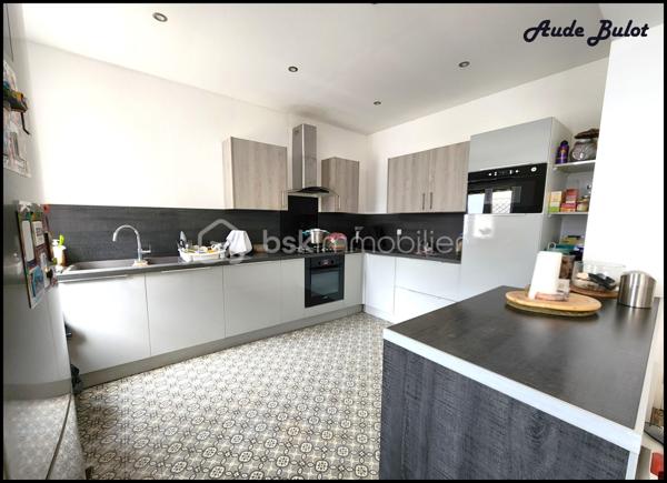 Découvrez cette charmante maison de ville au cachet authentique, offrant de nombreuses possibilités d’aménagement. Grâce à sa configuration modulable, elle conviendra aussi bien à une grande famille qu’à un projet d’investissement locatif.

Rez-de-chaussée :
Belle pièce de vie lumineuse, cuisine équipée indépendante et un bureau.
1er étage :
3 grandes chambres, une salle de bain et des WC.
2e étage :
Une vaste pièce pouvant servir de salle de jeux ou autre, ainsi qu’une pièce supplémentaire pouvant être aménagée en chambre.

Annexes :
2 belles caves, un garage, un jardin et une cour intérieure.

Atouts majeurs :
✅ Superficie généreuse : 332 m² utiles
✅ Grand jardin en ville
✅ Parcelle de 852 m²
✅ Charme de l’ancien préservé
✅ Fort potentiel locatif avec 3 logements indépendants 

Emplacement privilégié :

Proche des transports
À proximité immédiate des commerces, écoles et services
Environnement calme en plein cœur de ville
Accès rapide à la métropole lilloise

Travaux à prévoir :
Des travaux sont à terminer sur 2 appartements.

Idéal pour :

Une grande famille
Un investisseur à la recherche d’une rentabilité locative attractive